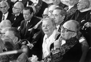 Aufnahme von Marguerite Yourcenar in die Académie Française in Paris am 22. Januar 1981: hier mit Maurice Schumann
